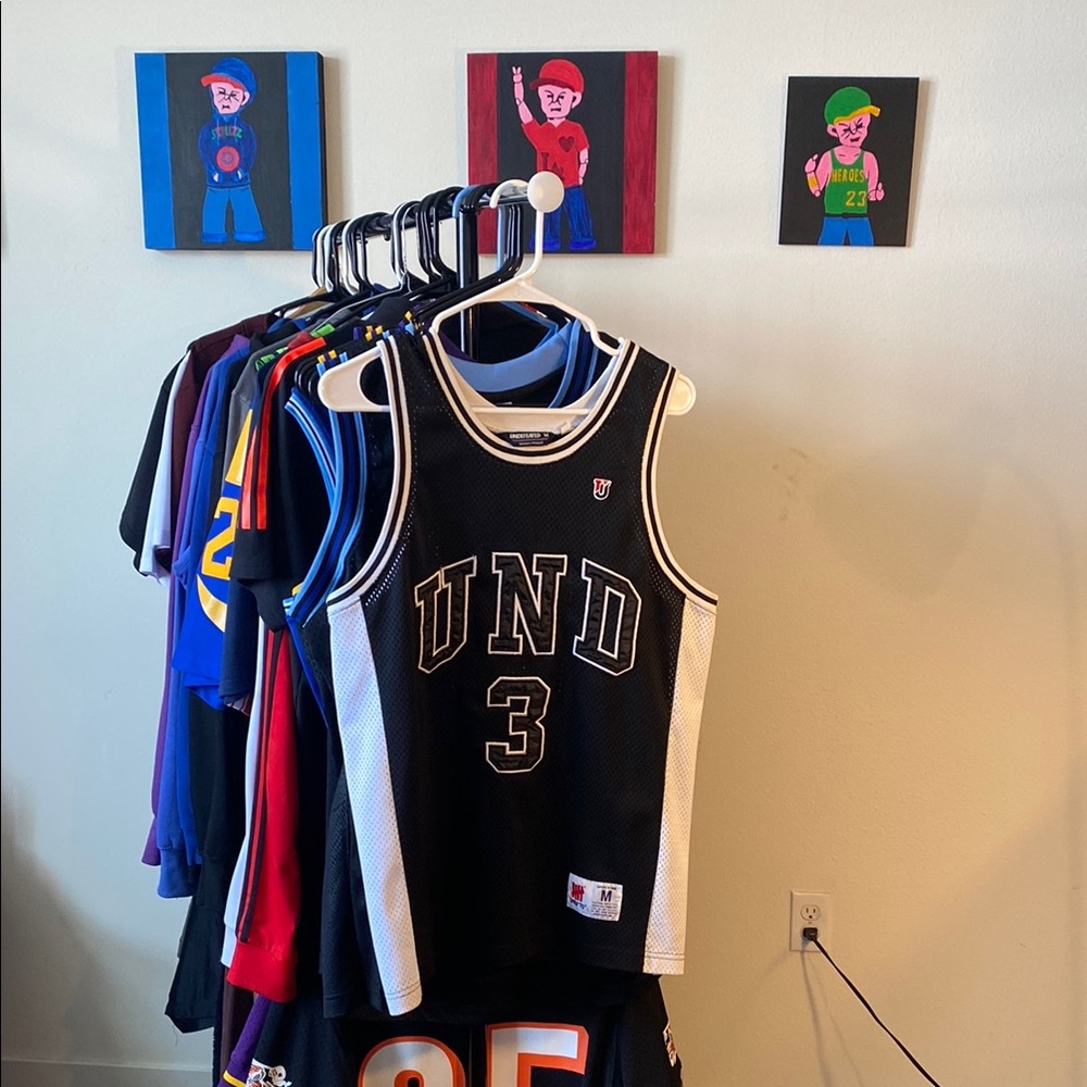 UNDEFEATED Official Brand Product - UND Black Basketball Jersey Meduim